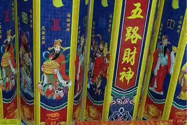 我身高155站在男朋友身边到他耳朵旁边 他有多高？