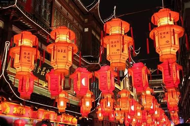 为什么正月十五那晚要在门两侧点上小红蜡烛？