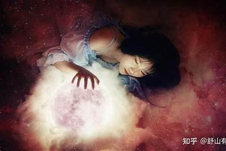 梦到看别人抬死人兆头 意思