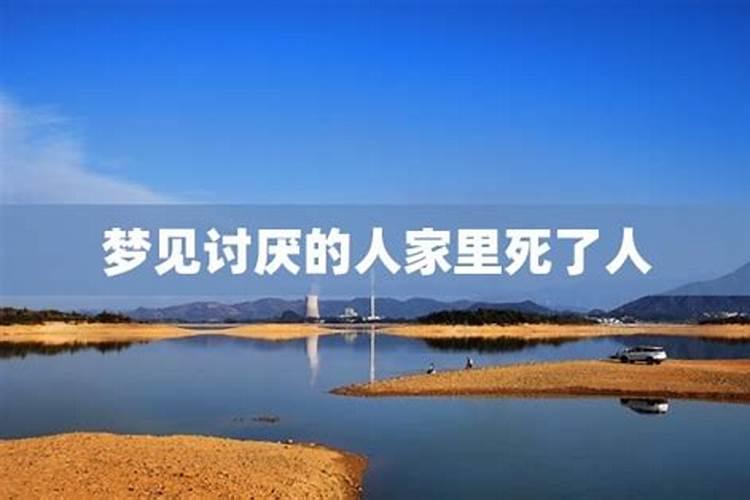 算八字的说我女朋友是克夫命,八字不合能能在一起？能破解吗？