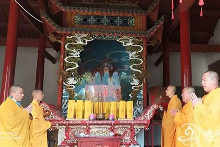 梦到大鱼在水里游 梦到大鱼在水里游意思是什么