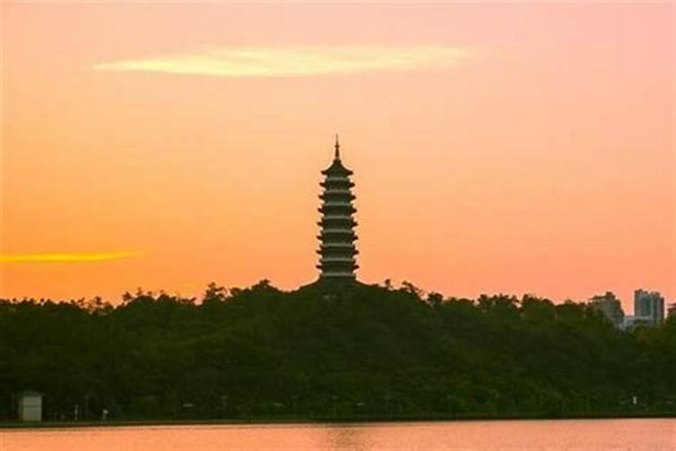 招财猫举左手和右手的区别