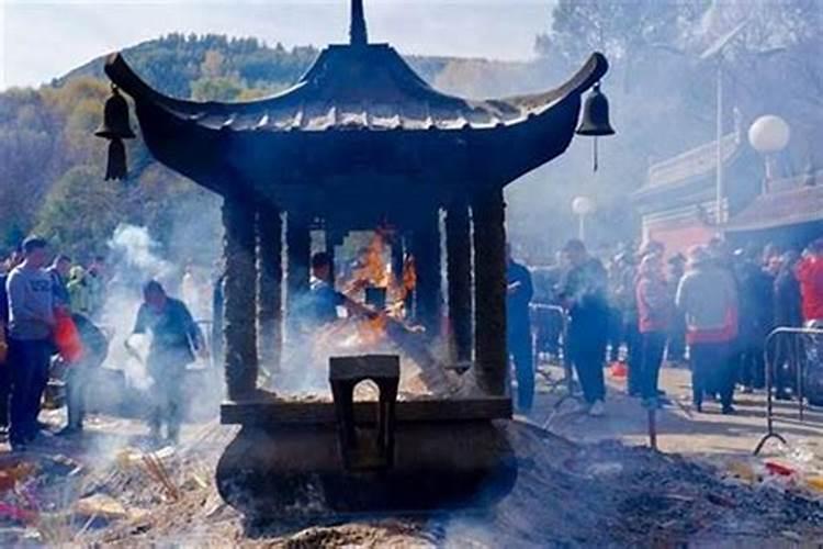 想在本命年去庙里求个佩戴物,应该在什么时间去庙里求最合适？