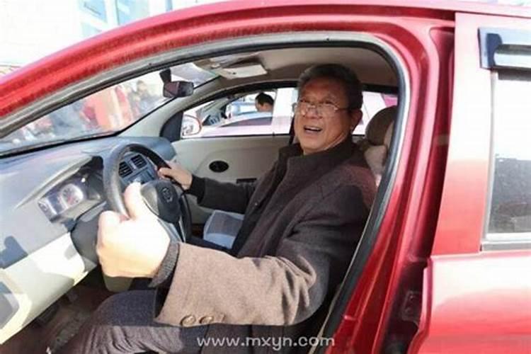 梦见下暴雨涨水了是什么意思