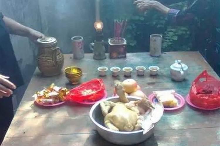 鬼节给已故亲人上香后,贡品如何处理？