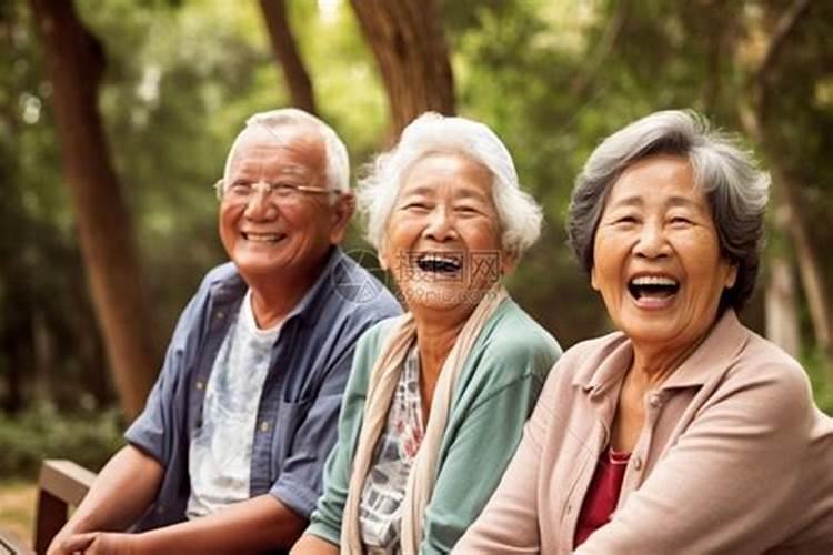 梦见和老人聊天会发生什么？