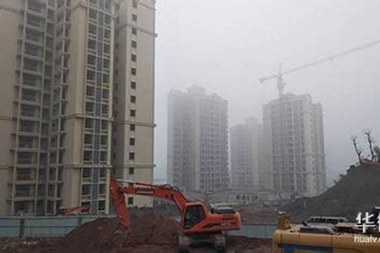 我朋友买了一套二手房子钱都付清了的才10多天 准备进去住的 隔壁左右...