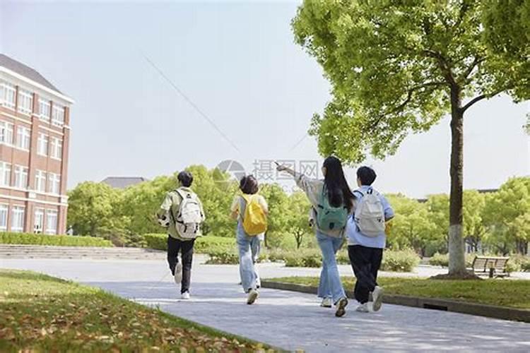梦见在学校很长的走廊里行走的预兆