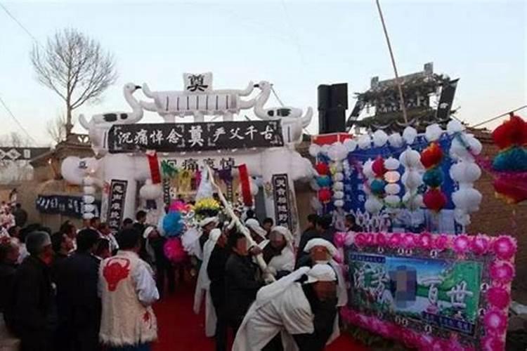 梦见白事场面什么意思
