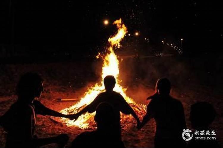 关于七夕,请说出我国的风俗习惯,还有问外国人是如何看待这个节日？他们...