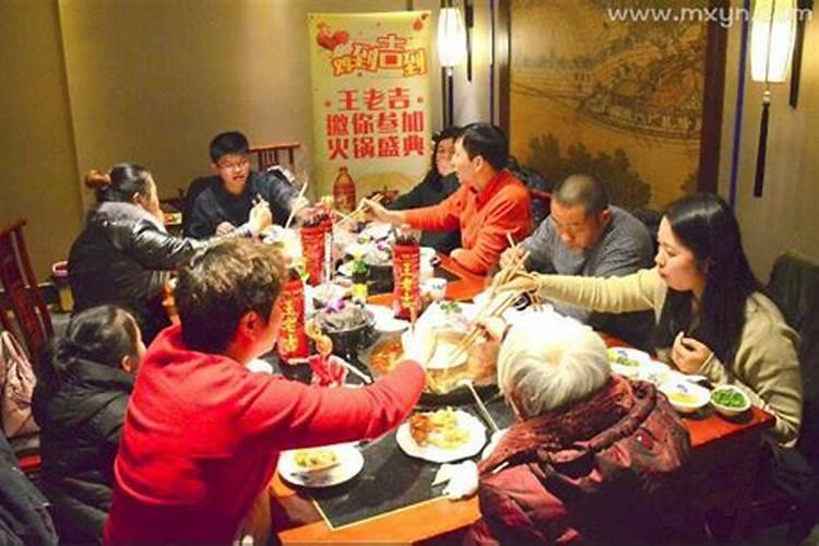 梦到和家人一起吃饭是什么意思？