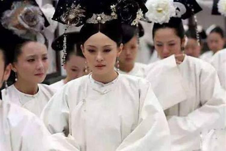 梦见亲人穿白孝衣是什么意思