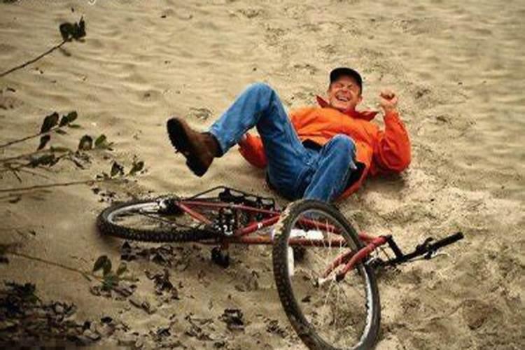 梦到骑车带人一同摔倒