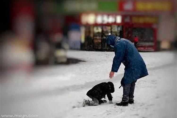 梦见骑摩托车带人摔倒的预兆