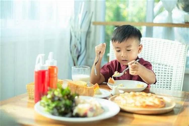 梦见很多小孩在我家吃饭
