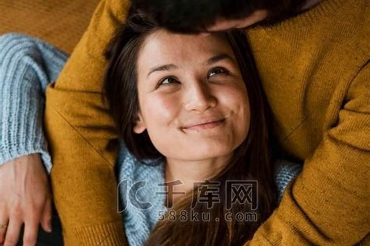 女人梦见被男人亲是什么意思？