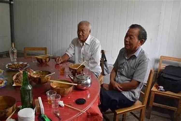 梦见一家人在一起吃螃蟹