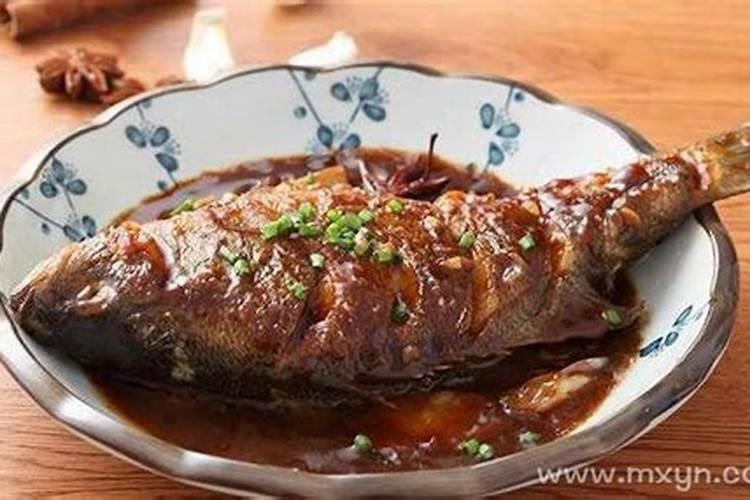 梦见自己嘴里含鱼,想吐确吐不出来