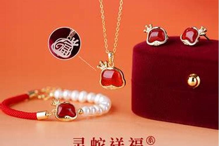 过年穿什么衣服最好看春节三件套年味满满的时髦精
