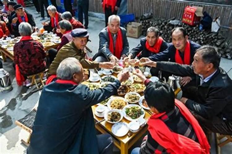 梦见吃葡萄很甜是什么意思？