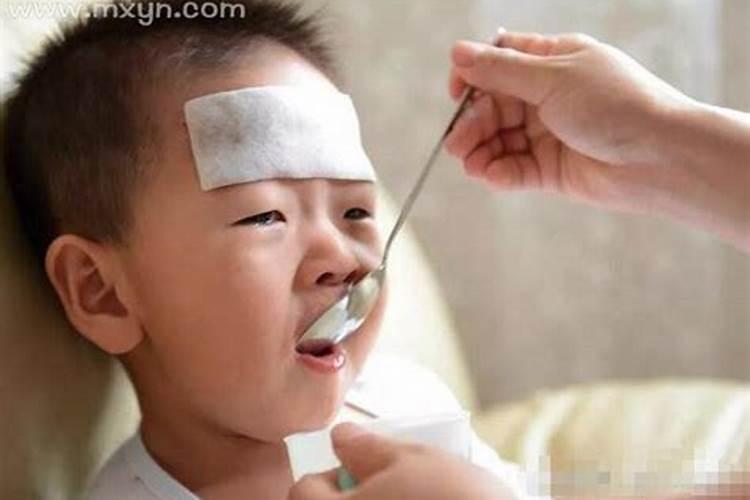 梦见儿子生病了,我抱不动去医院,突然变小了？