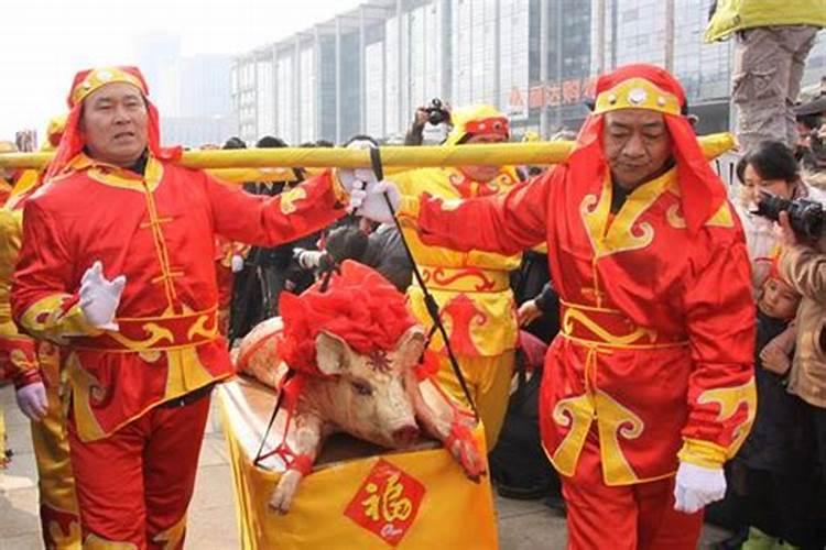 听村口老人说扎小人能害人命,王某扎了七八个小人咒邻居,犯罪吗