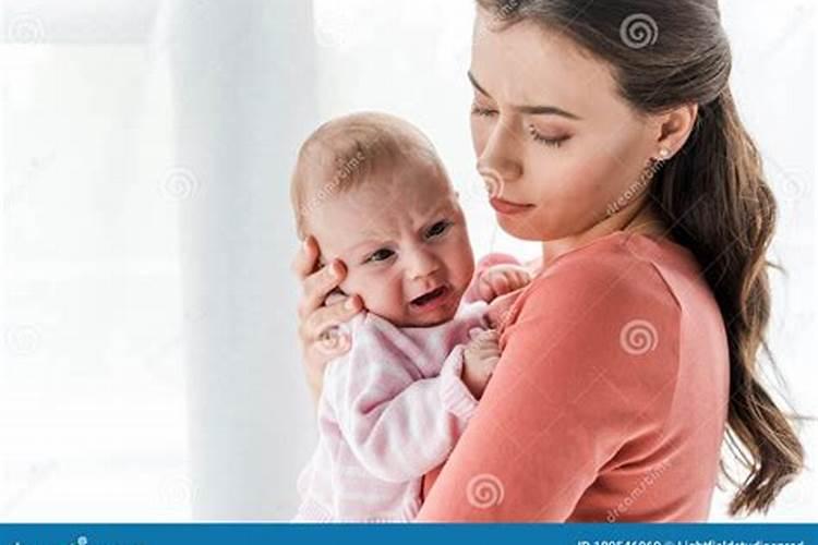 梦见自己和别的女人在路上裸抱的预兆