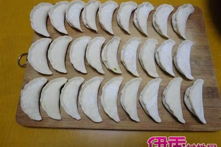 我是50岁离婚单身女人,梦见一盘饺子是什么意思？