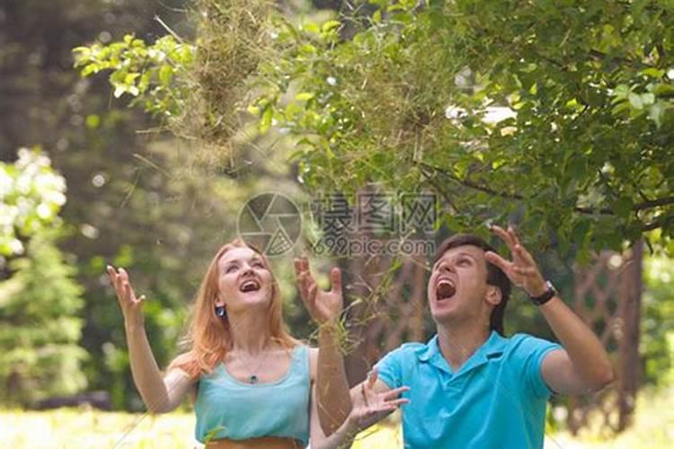梦见自己抱着一个年轻漂亮的女人是什么预兆？
