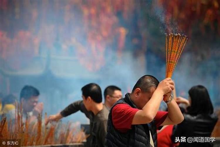 梦到狗咬住我的衣服不放是什么预兆 梦到狗咬住我的衣服不放是什么意思...