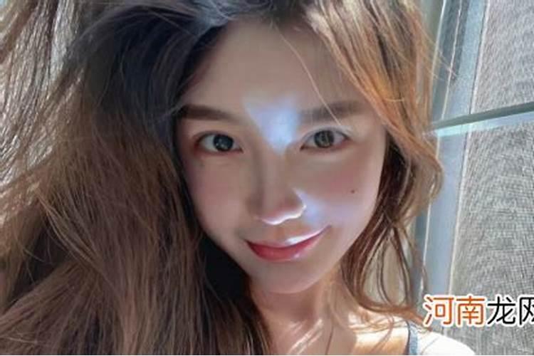 昨晚我梦到同班的一个女生无怨无故喜欢我,而我平时却没有喜欢她。况且...