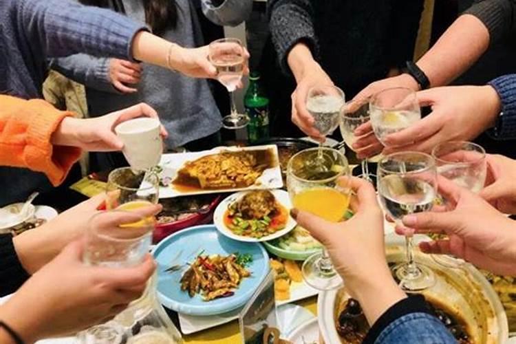 梦见和很多人在一起吃饭是什么征兆 梦见和很多人在一起吃饭征兆是什么...