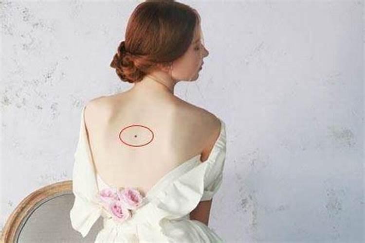 女人后背有痣命苦是吗