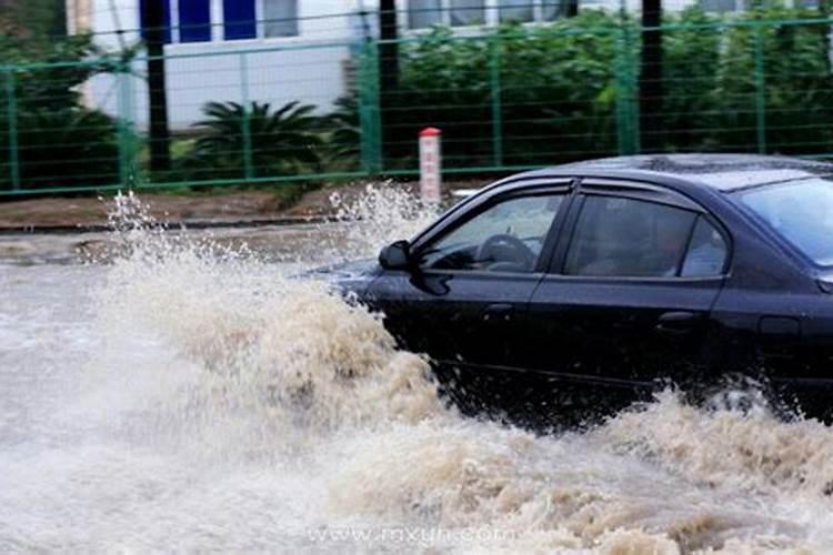 梦见暴雨发大水什么意思 梦见暴雨发大水什么含义