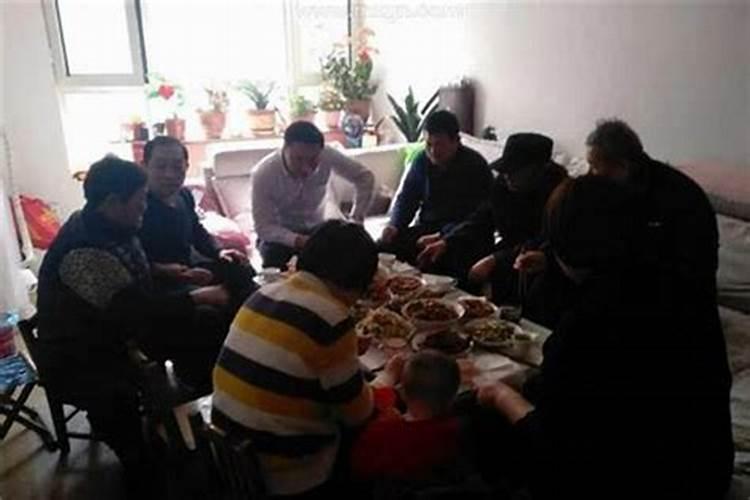 梦见在前妻家中吃饭