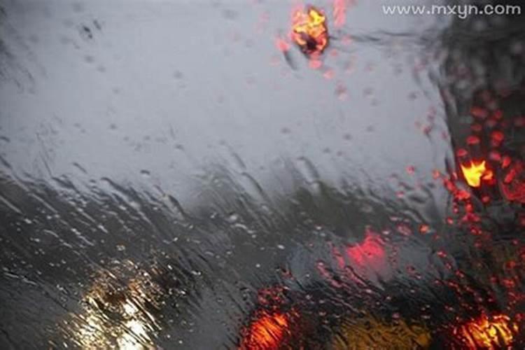 梦见刮风下雨房子露雨