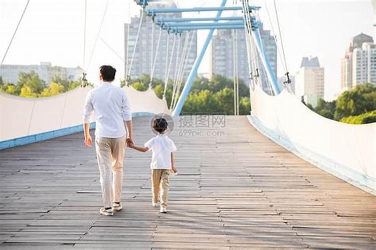 梦见我一个老啊婆拉我的手的预兆