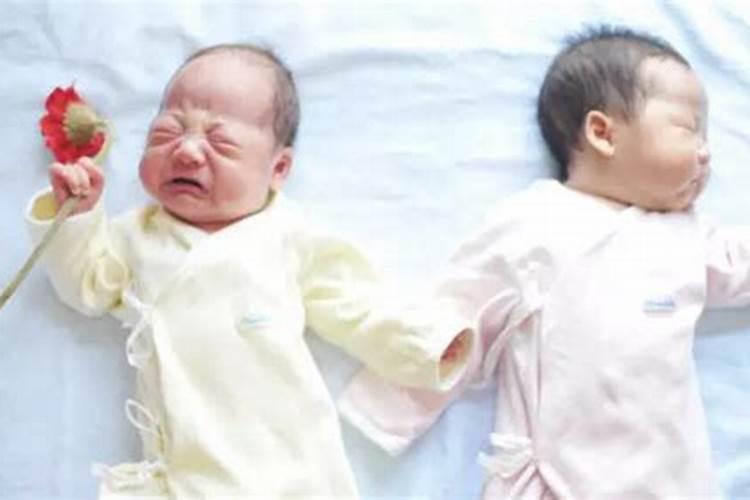 孕期梦见自己生了个男孩又生对龙凤胎