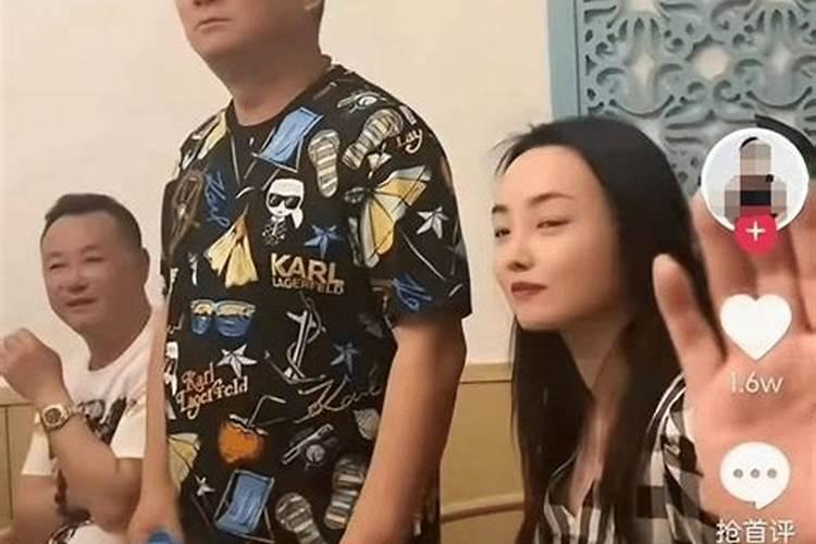 梦见前妻穿一身红色的衣服,和我准备一起去参加饭局？