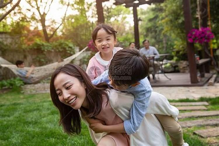 回家过元宵偶遇前妻,吃饭时爸妈对我说的话得知她没打掉孩子,我该怎么...