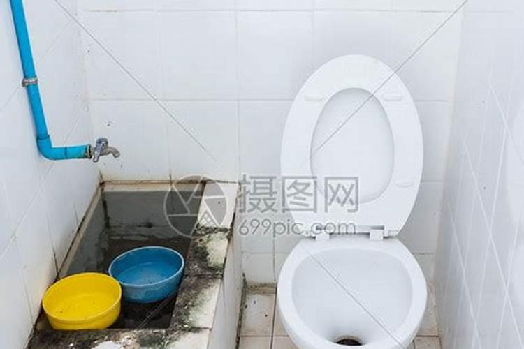 梦见卫生间马桶破裂