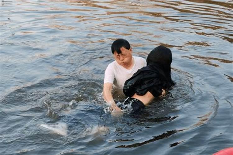 梦见女人落水被自己救了的预兆
