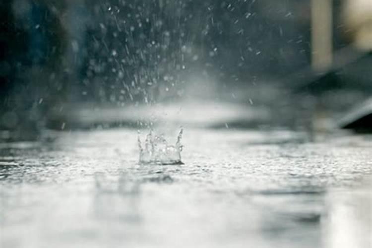 梦见下雨了河水涨清水的预兆