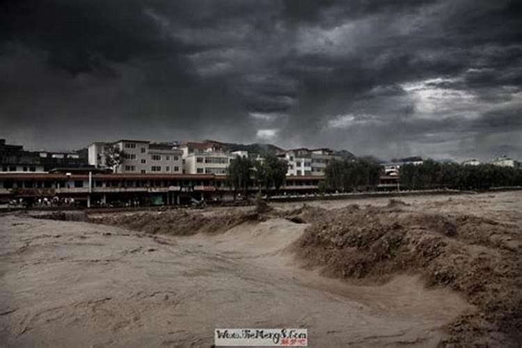 孕妇梦到下大暴雨预示什么 怀孕的人梦见下暴雨含义