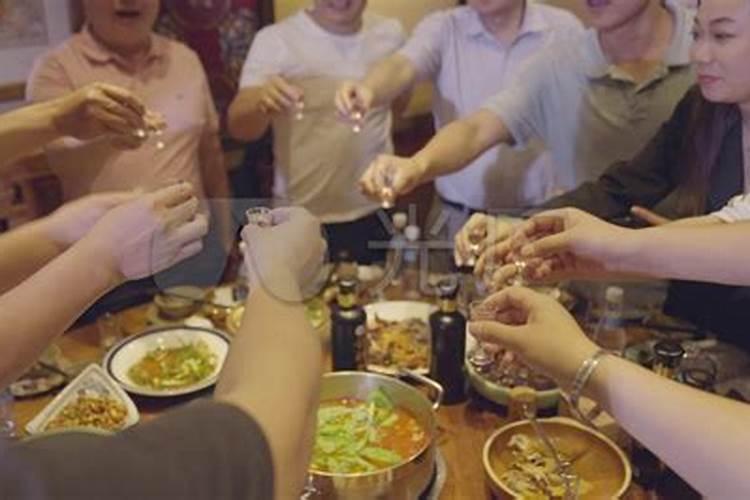 梦见和去逝的人一起吃饭好不好
