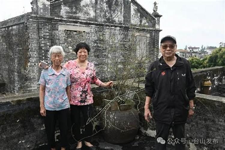 梦见墓地里有蛇是什么意思