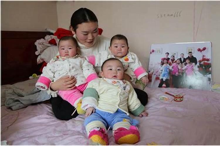 我是97年的,上面有姐姐,梦见妈妈怀三胎,而且还是双胞胎。是怎么了？