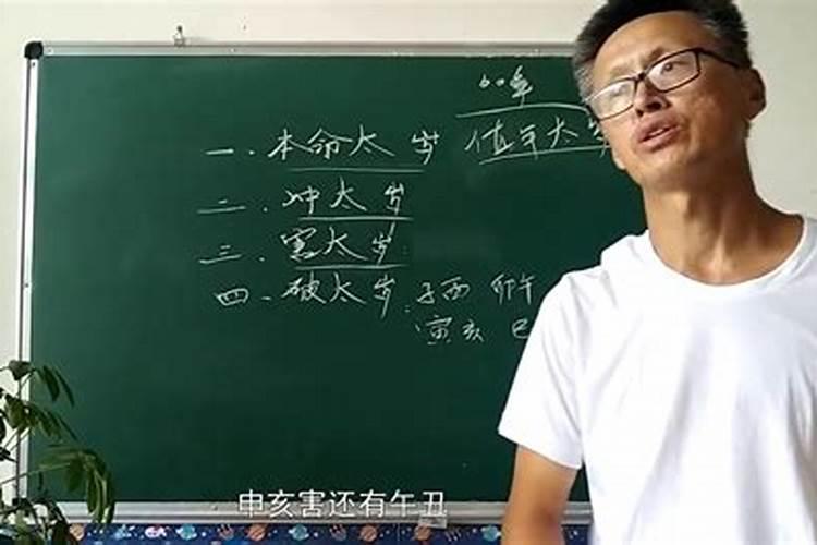 梦见一匹马上房顶上啥意思
