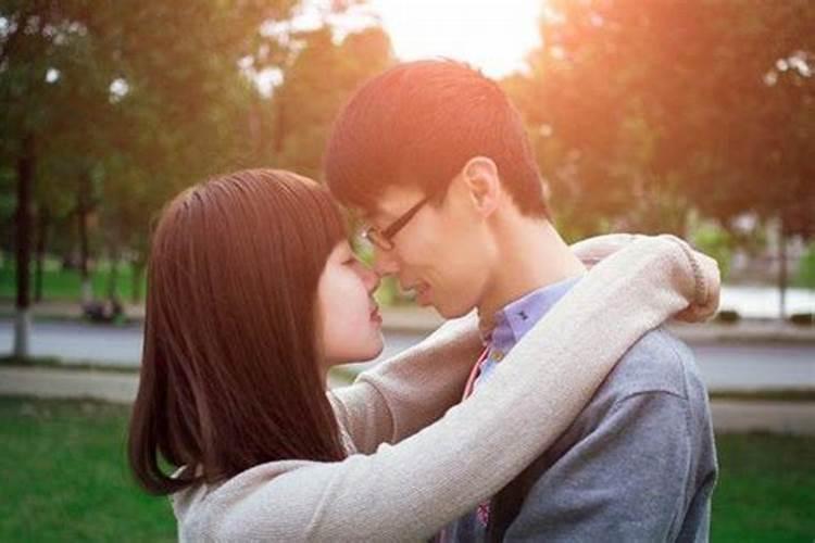 梦见男朋友和别的女人接吻有什么预兆？是什么意思？