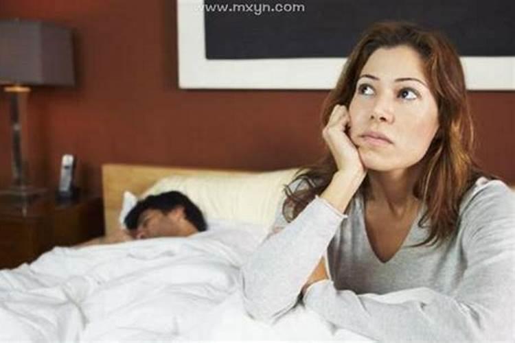 为什么我会梦到和一个陌生男人在一起,而且那个脸好清楚但是醒来忘了...